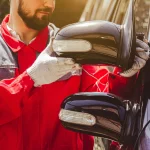 Homem trocando retrovisor de carro