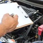 Prancheta anotando detalhes de um motor de carro