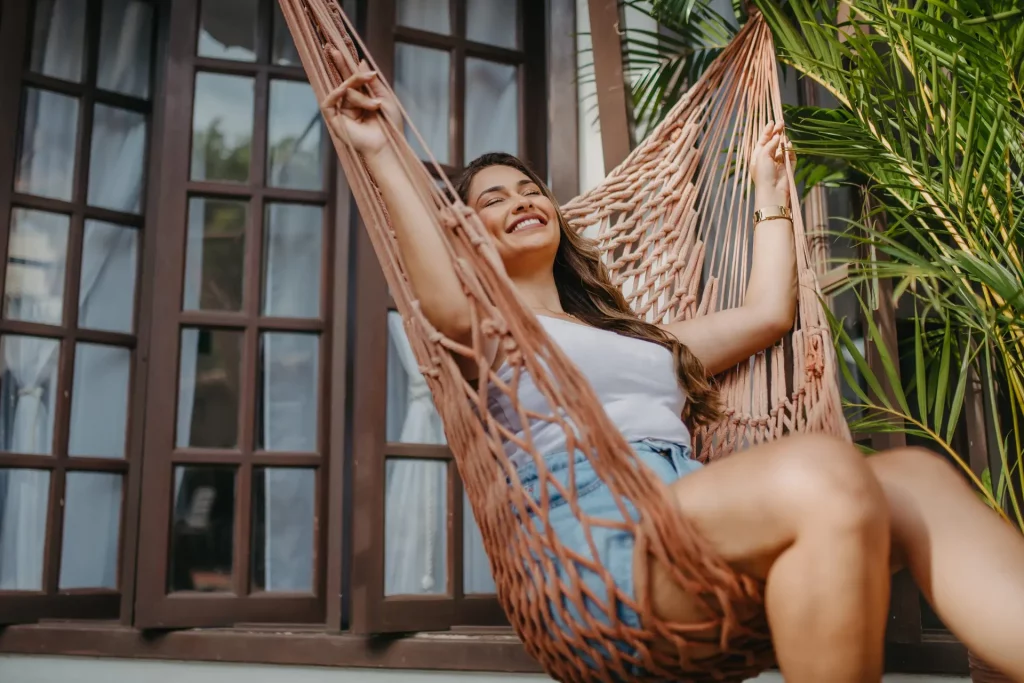 Mulher deitada em rede