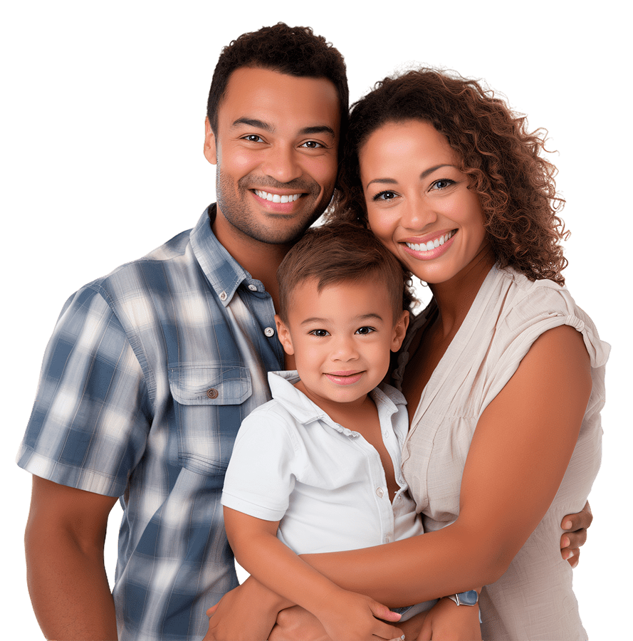 Foto de pai, mãe e filho sorrindo.