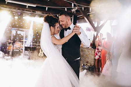Foto de casal dançando em casamento