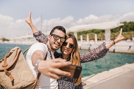 Foto de casa tirando selfie em viagem